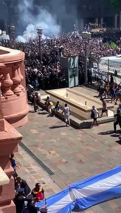 Fuertes disturbios se generaron en el velatorio de Maradona