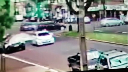 Câmera flagra acidente entre carro e moto no Alto Alegre