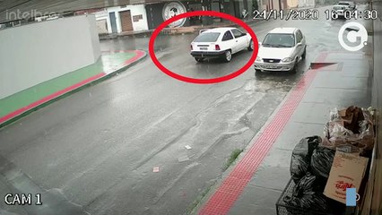 Cachorro abandonado no meio da rua na Serra