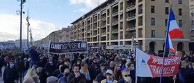 Los ciudadanos de Marsella salen a las calles a protestar por las medidas contra el chinirus