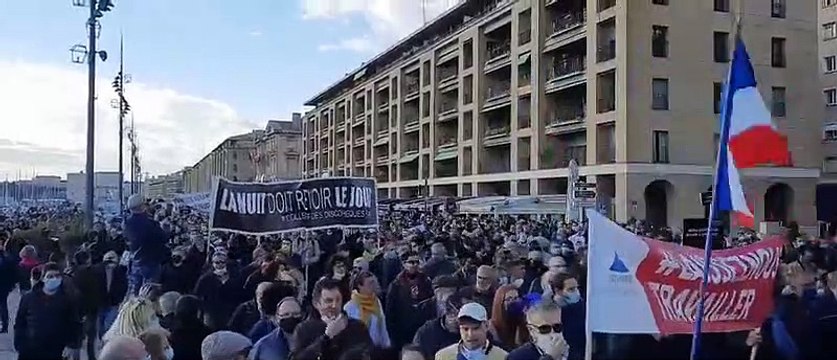 Los ciudadanos de Marsella salen a las calles a protestar por las medidas contra el chinirus