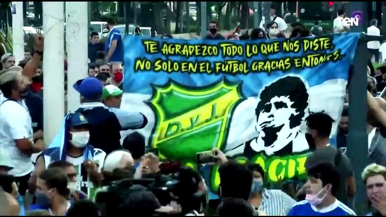 لعب بالكرة الأرضية ودار حولها ليدور حوله العالم.. نهاية "مارادونا" أعظم لاعب في تاريخ كرة القدم