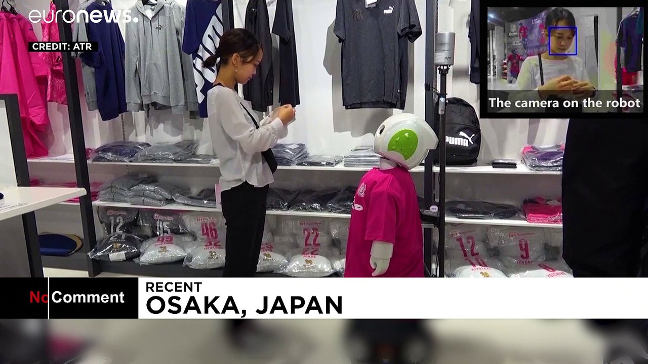 Höflicher Roboter kontrolliert in japanischem Einkaufszentrum