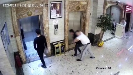 Deux hommes ivres tombent dans une cage d'ascenseur