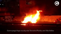 Carro pega fogo na alça da Terceira Ponte, em Vila Velha