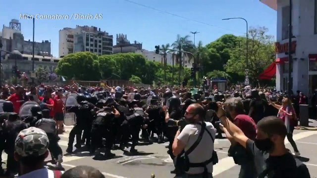Incidentes en Casa Rosada obligaron a retirar féretro de Maradona de capilla ardiente