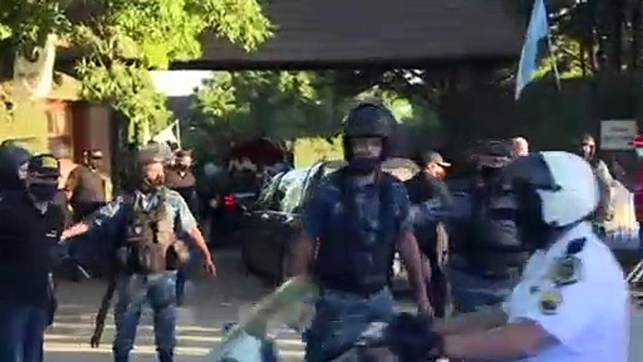 Cortejo fúnebre acompanhado por milhares