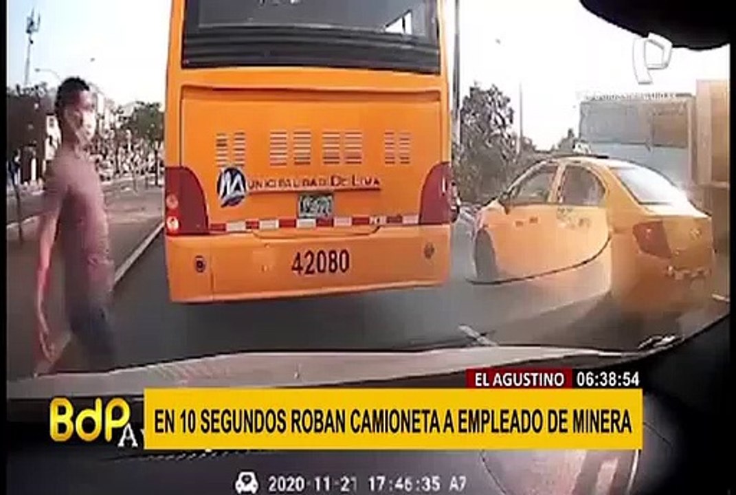 En un instante: trepan uno sobre otro para robar celular a pasajeros del Metropolitano