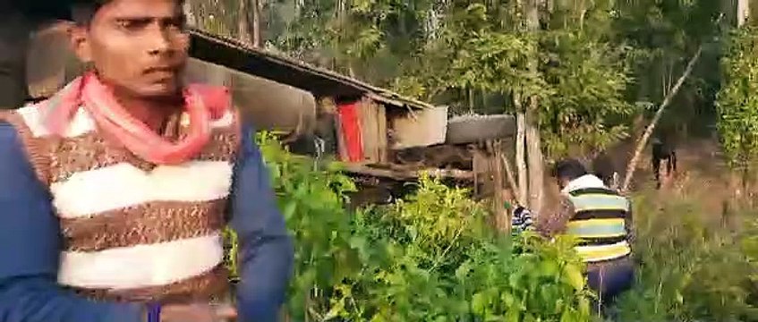 सीतापुर जा रही अनियंत्रित बस कार से टकराकर पलटी, हादसे में 10 यात्री घायल