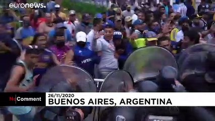 شاهد: صدامات بين الشرطة وعشاق مارادونا في الأرجنتين والسلطات تضطر إلى نقل النعش