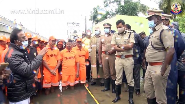 சென்னை மாநகர காவல் ஆணையர் மகேஷ்குமார் அகர்வால், தாம்பரம் மற்றும் முடிச்சூரில் உள்ள மழைநீரை அகற்றும் பணியை பார்வையிட்டார்!
