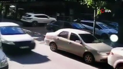 Parası ve arabası var, ama yine de dileniyor