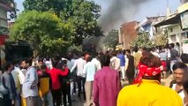 लखीमपुर खीरी: बारात आई बस ने युवक को मारी टक्कर, हुई मौत, गुस्साए लोगों ने बस को किया आग के हवाले