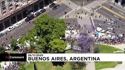 شاهد: صور جوية لعشاق مارادونا في طوابير طويلة لرؤية نعشه