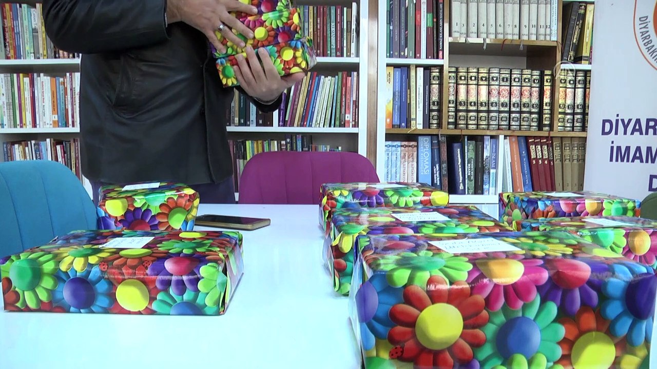 DİYARBAKIR - Uzaktan eğitim gören öğrencilere 'paket kitap' hizmeti