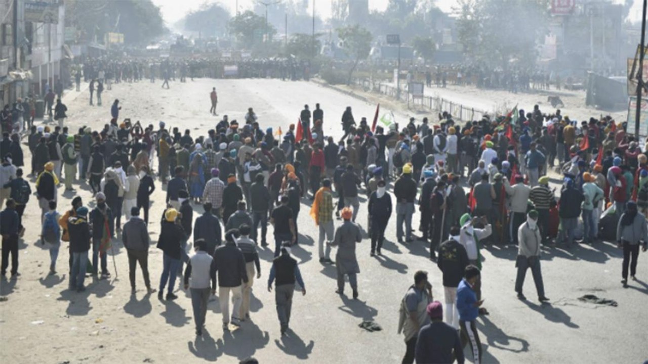 Violent clashes erupt as farmers allowed to cross border