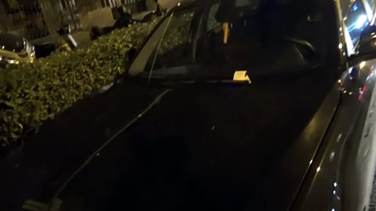 Jorge Bárcenas recibe una multa en su coche mientras está de fiesta