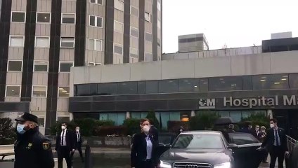 Pedro Sánchez y Salvador Illa, abucheados a su llegada al Hospital La Paz, Madrid
