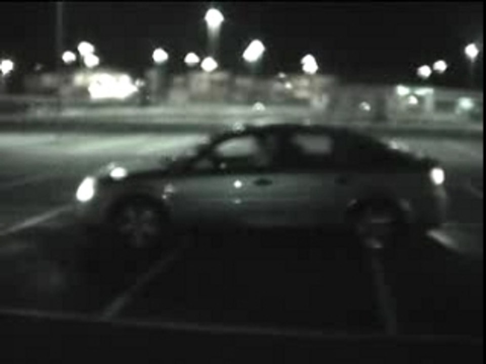 Un gars qui fait le con sur un parking avec une opel gts [2]