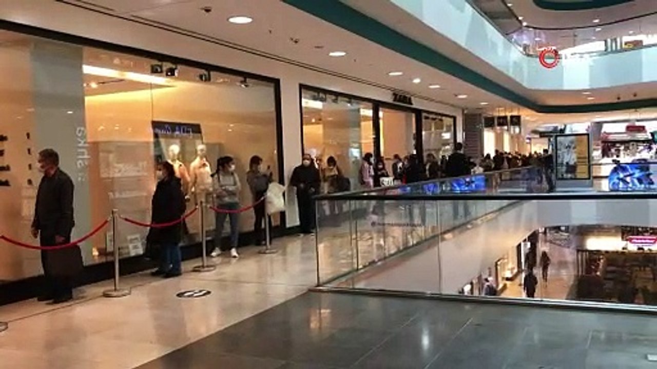 Korona virüs hiçe sayıldı, indirim nedeniyle metrelerce kuyruk oluştu