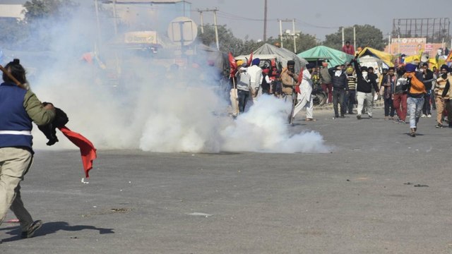 Police on Singhu border warns farmers not to enter Delhi