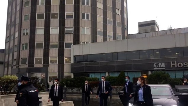 Sánchez e Illa son recibidos con abucheos a su llegada al Hospital de La Paz