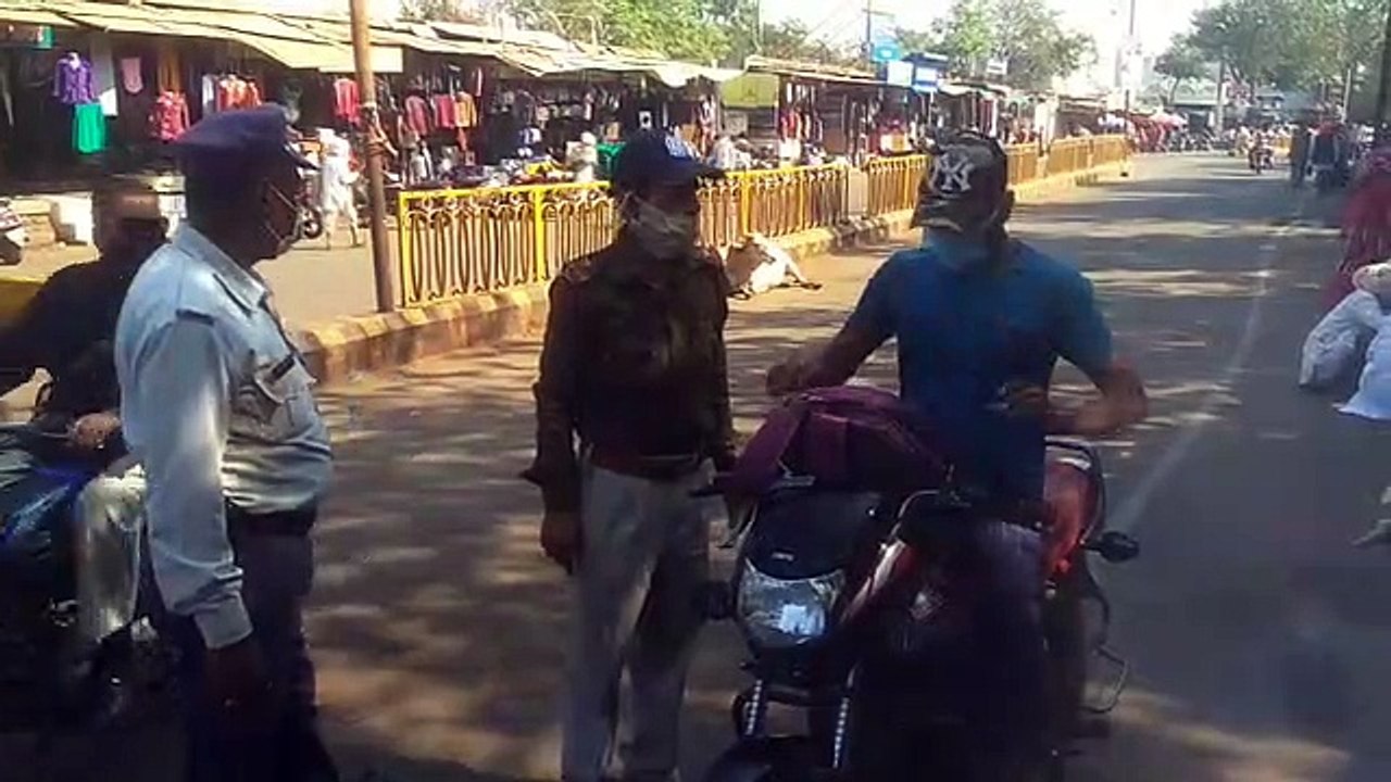 यातायात पुलिस द्वारा बिना मास्क वाहन चलाने वालो...