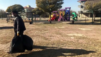 IĞDIR - Temizlik işçileri sokaklardan toplanan çöplerle 'ATMA' yazdı