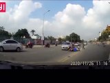 Xe đổ ngang ra đường sau va chạm, chàng trai vội đuổi theo chó bỏ lại bạn gái đang đau đớn