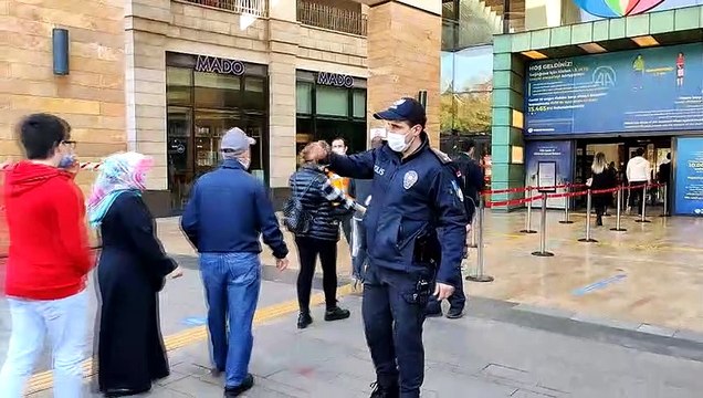 İSTANBUL - Alışveriş merkezlerinde 'Efsane Cuma' yoğunluğu yaşanıyor (2)