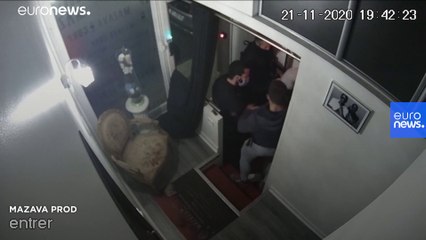 شاهد: لحظة اعتداء ثلاثة شرطيين فرنسيين على رجل أسود