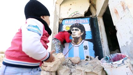 İdlibli grafiti sanatçısı Maradona'nın resmini enkaza dönüşen duvara çizdi