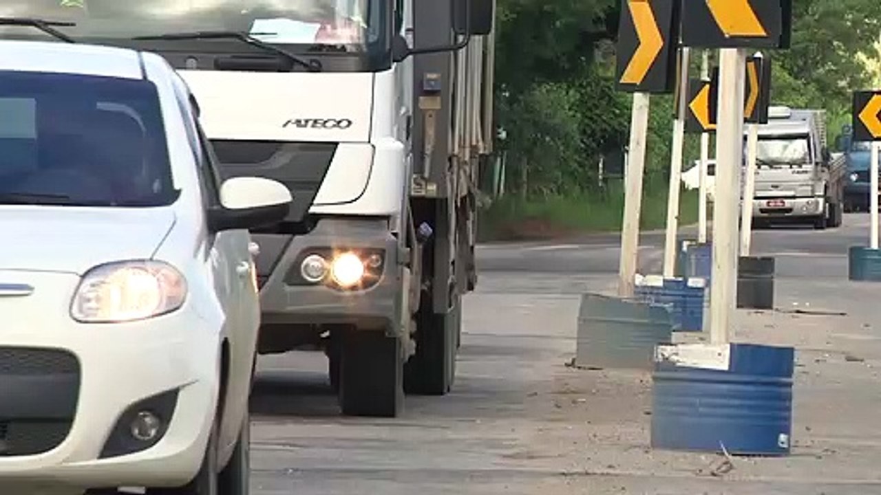 Motoristas relatam medo ao passar sobre ponte que treme em Cachoeiro de Itapemirim, no Sul do ES