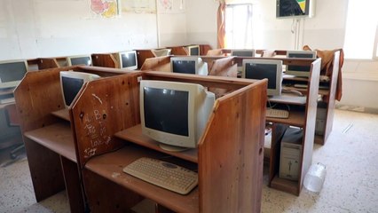 متطوعون يؤهلون مدرسة دمرتها الحرب للحاق بالعام الدراسي الجديد في ليبيا