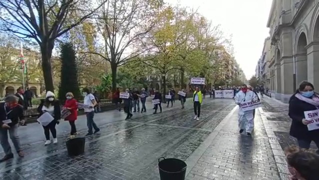 Hosteleros entregan las llaves de sus negocios en la Diputación de Gipuzkoa