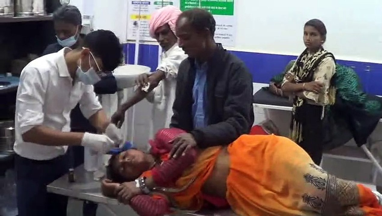 असंतुलित होकर लोडिंग वाहन दुर्घटनाग्रस्त हुआ, करीब 8 लोग हुए घायल
