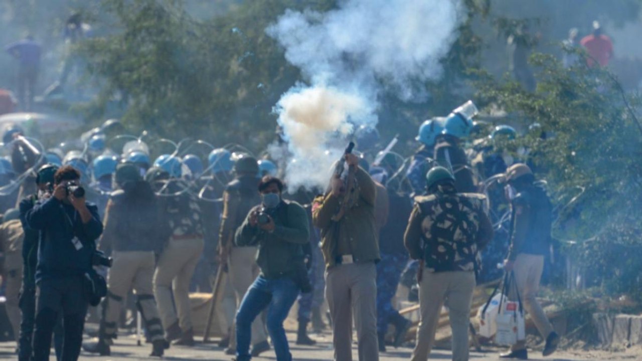 Kisan Andolan: Police use teargas to disperse f...