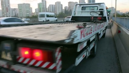 ADANA - Devrilen otomobildeki iki kişi yaralandı