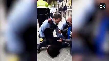 Los Mossos reducen a una joven con una pistola táser frente a un centro de salud en Sabadell