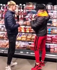 Un tour de magie pour voler une saucisse