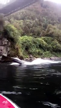 Bateau suspendu à un pont (Nouvelle-Zélande)