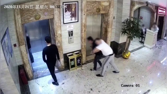 Ces 2 hommes ivres chutent dans la cage d'ascenseur et s'en sortent par miracle