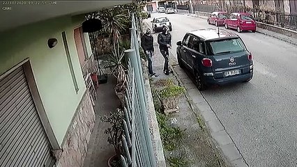 Technique incroyable pour dérober une voiture en pleine rue