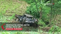Bak Film Laga, Mobil Pick Up Terguling-guling Terjun Ke Jurang Di Tanjakan Gedog