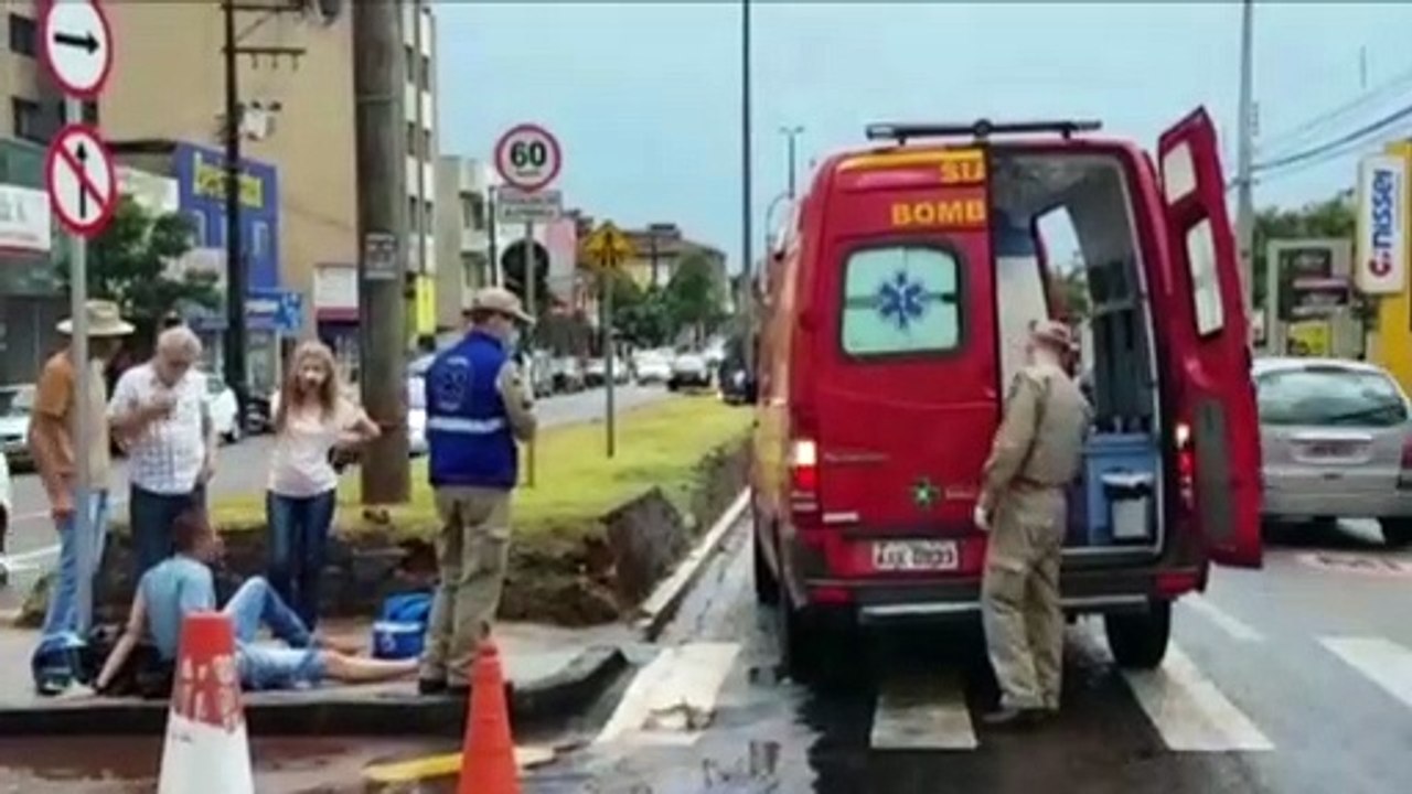Motociclista fica ferido após se envolver em colisão com Fusion na Avenida Carlos Gomes