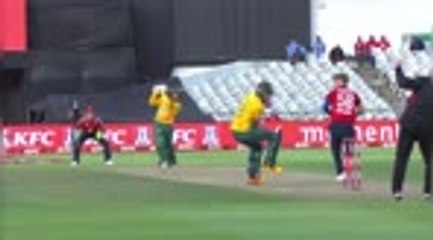 De Kock almost takes out team-mat Du Plessis with monster shot