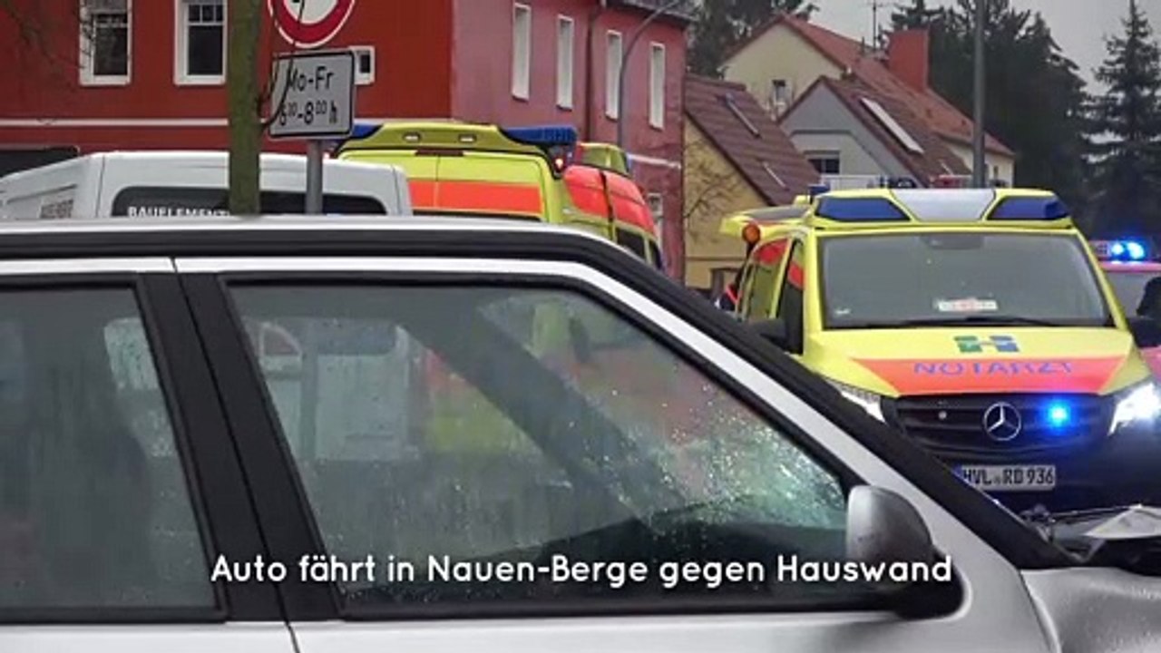 Brandenburg, Auto fährt in Nauen-Berge gegen Hauswand