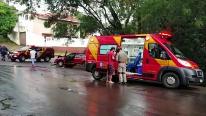 Descargar video: Idosa fica ferida em forte colisão entre carros