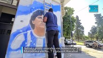 Artista pinta murales en homenaje a  Maradona en Av. 7 y plaza Olazábal