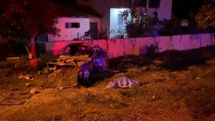 İZMİR - Köpeğe ve bahçe duvarına çarpan otomobilin sürücüsü hayatını kaybetti